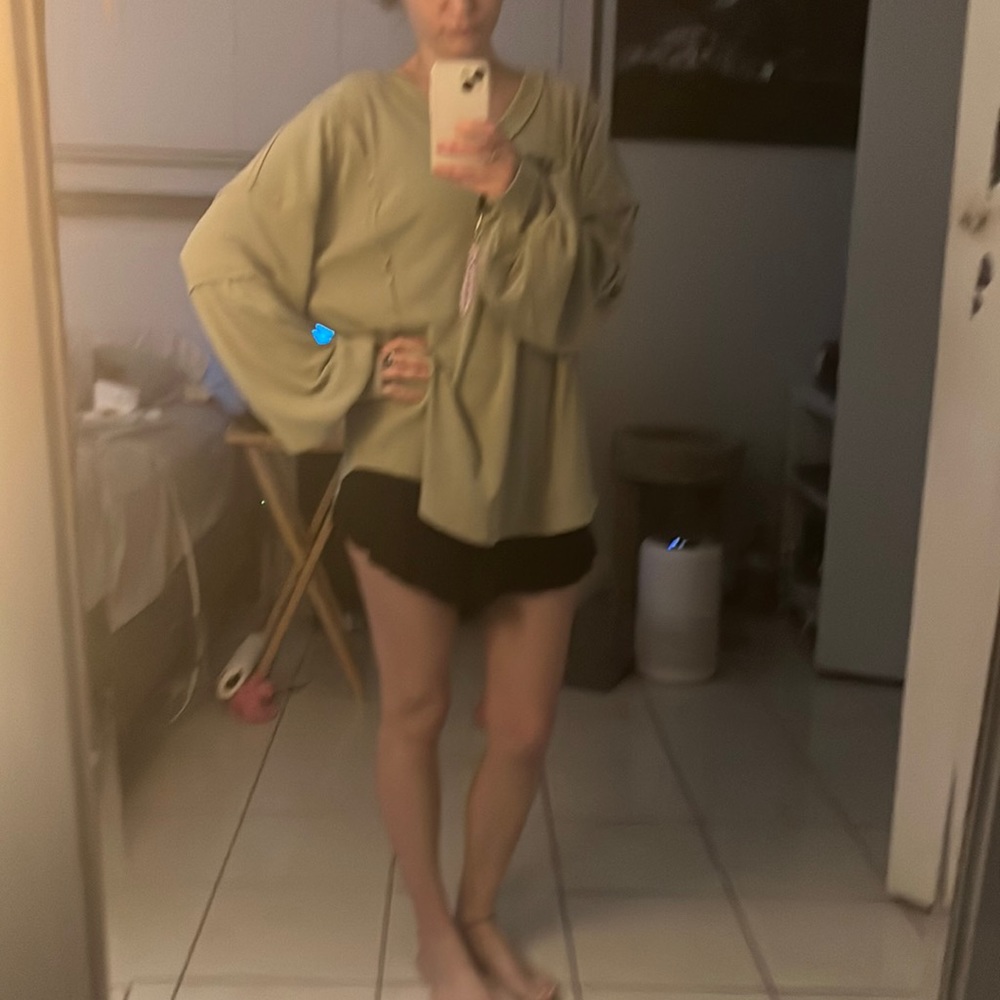 Oversized white Sweater With a pocket